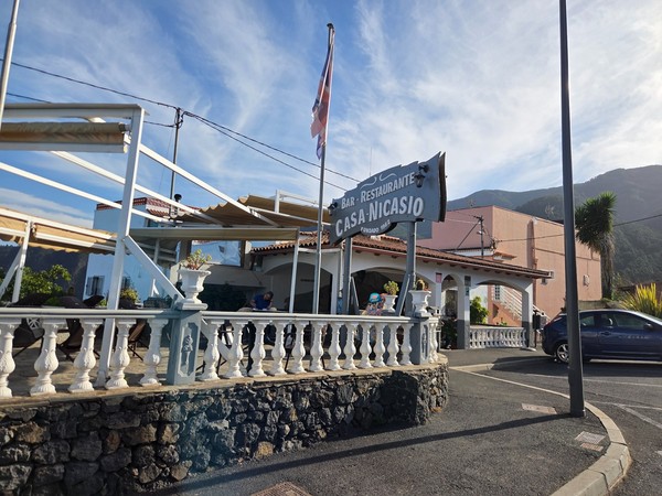 Terrasse du bar-restaurant Casa Nicasio à Aguamansa, idéale pour déjeuner après la randonnée.