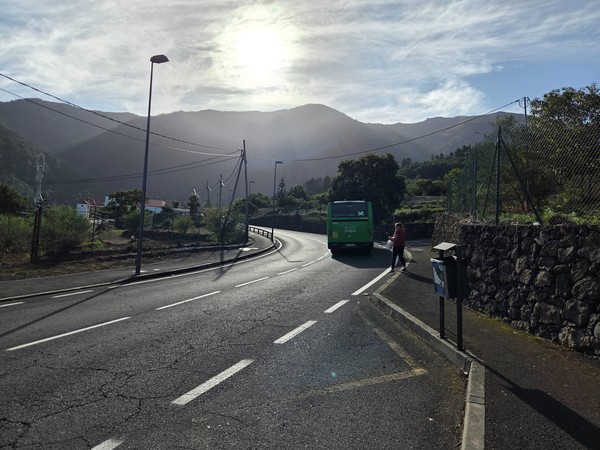 Un bus vert s’arrête à Aguamansa au soleil du matin, direction La Caldera.