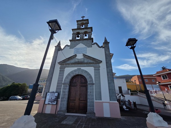 Église d’Aguamansa avec clocher à trois baies et encadrements en pierre grise.