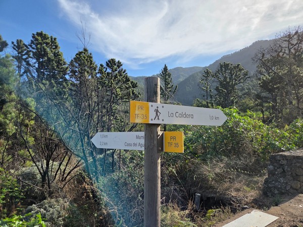 Poteau de randonnée indiquant La Caldera à 1 km et d’autres directions sur l’itinéraire PR-TF 35.
