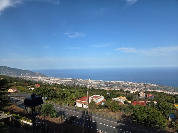 Large panorama depuis Aguamansa : la vallée de La Orotava et l’océan Atlantique s’étendent vers le nord de Tenerife.