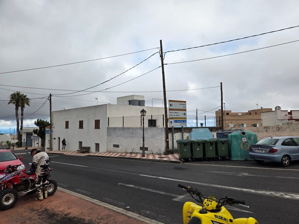 Panneau routier indiquant El Bueno, Arico Nuevo, Villa de Arico et l’Autopista Sur vers El Porís, avec conteneurs de recyclage à proximité.