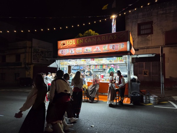Kiosque Sol en Canarias vendant bocadillos, boissons et mojitos, jeunes en costume au comptoir.