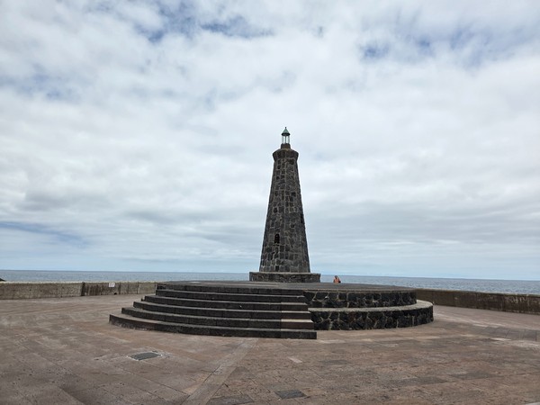 Monument en pierre de style phare sur la jetée de Bajamar.