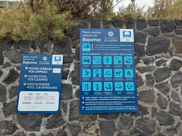 Panneaux à l’entrée des piscines naturelles de Bajamar indiquant règles, horaires et sécurité.