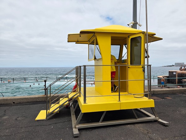 Poste de sauveteurs jaune au bord des piscines naturelles de Bajamar.