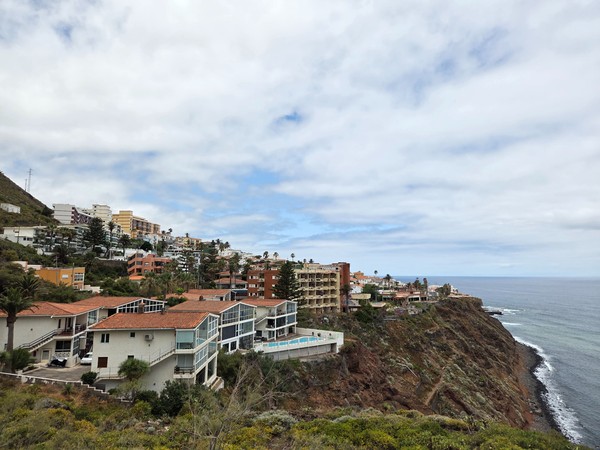 Panorama de Bajamar avec les bâtiments sur la falaise et l’océan Atlantique au fond.