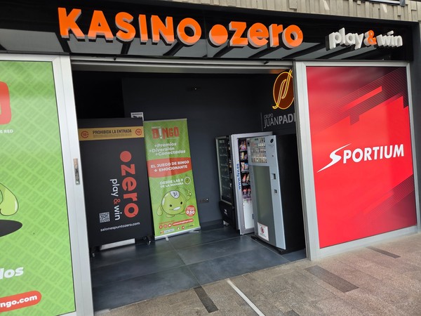 Entrée d’une salle de jeux et paris Sportium au Rosa Center, réservée aux plus de 18 ans.