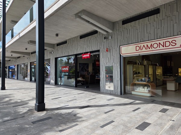 Entrée du magasin Levi’s Outlet au Rosa Center, dédiée au denim et aux basiques iconiques.
