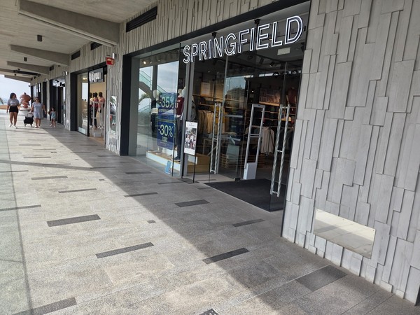 Façade de la boutique Springfield au Rosa Center, proposant vêtements décontractés pour homme et femme.