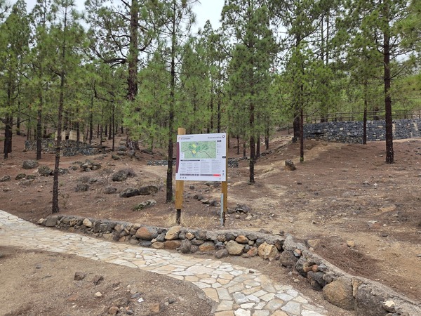 Grand panneau d’information avec carte et règles d’usage à l’aire récréative El Contador.