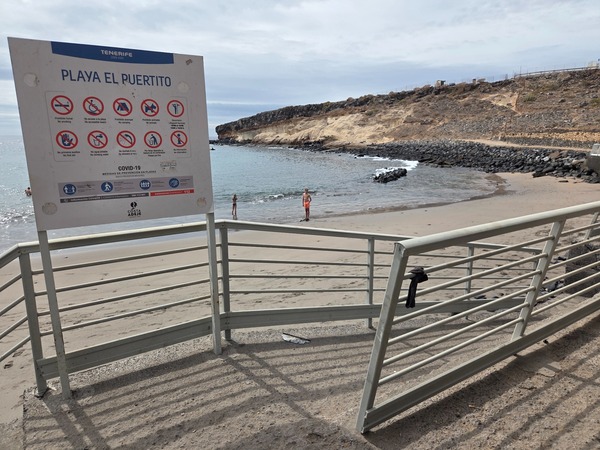 Panneau d’accès à la Playa El Puertito avec règles et entrée sur le sable.