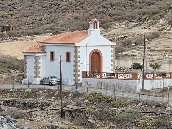 Petite chapelle blanche aux toits rouges au-dessus d’El Puertito de Adeje.