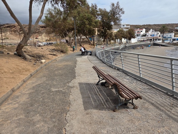 Promenade et bancs ombragés le long de la plage d’El Puertito.