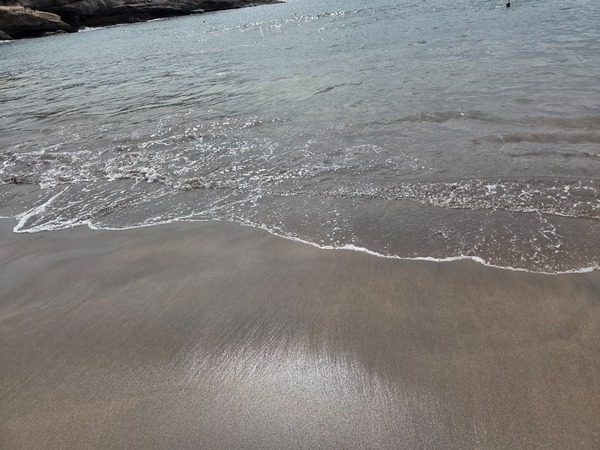 Vague douce qui arrive sur le sable fin à El Puertito.