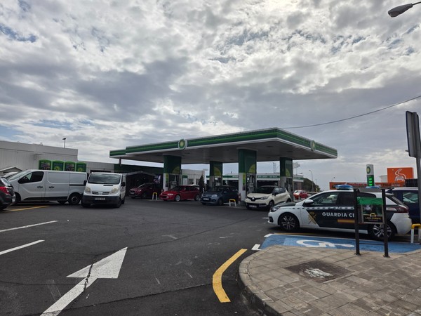 Station-service BP à Guaza avec plusieurs véhicules en train de faire le plein et une voiture de la Guardia Civil garée sur le parking.