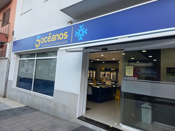 Façade du magasin de surgelés 5 Océanos avec portes coulissantes ouvertes à Güímar.