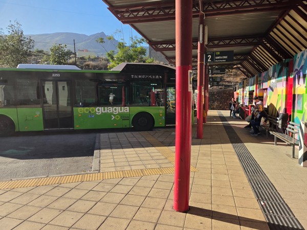 Bus vert Titsa marqué ecoguagua garé au quai de la gare routière de Güímar.