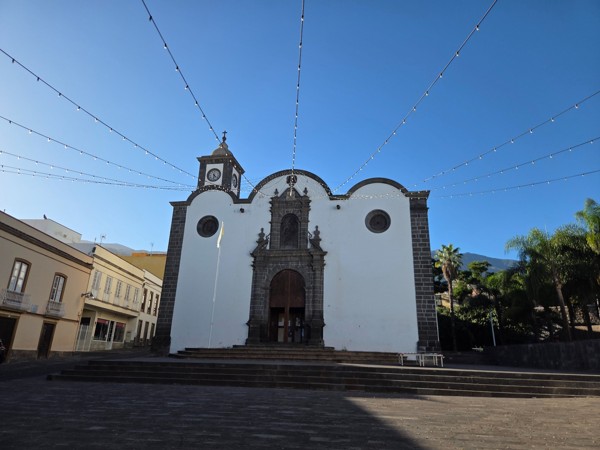 Façade blanche de l’église de San Pedro à Güímar sous un ciel bleu dégagé.