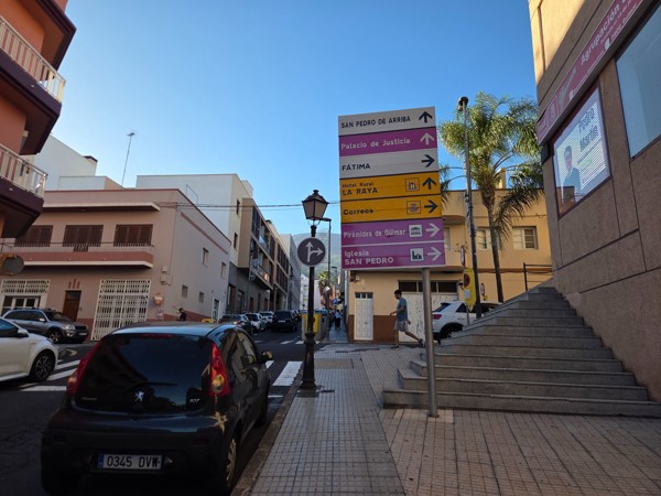 Panneau directionnel indiquant plusieurs sites de Güímar comme le palais de justice et les Pyramides de Güímar.