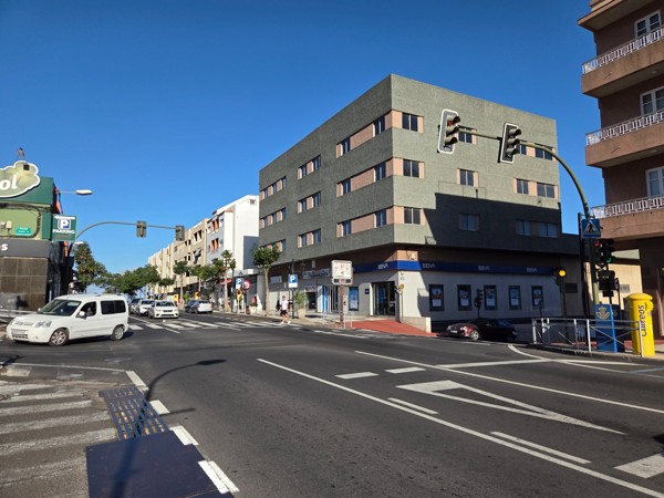 Grande avenue de Güímar avec feux tricolores, immeubles modernes et agences bancaires.