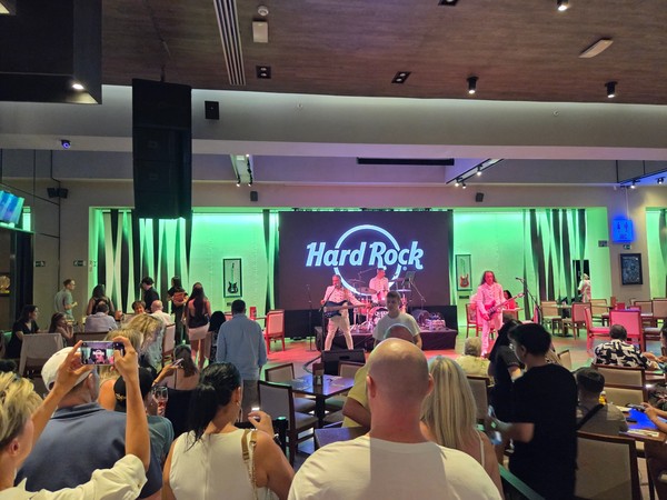 Scène intérieure du Hard Rock Cafe Tenerife pendant un concert live.