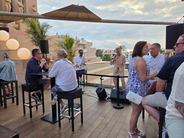 Duo de musiciens sur la terrasse supérieure du Hard Rock Cafe Tenerife.