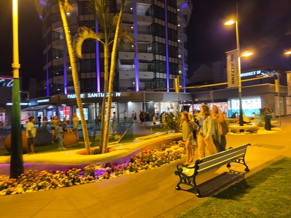 Ambiance nocturne près de Parque Santiago IV à Playa de las Américas, avec éclairages et boutiques.