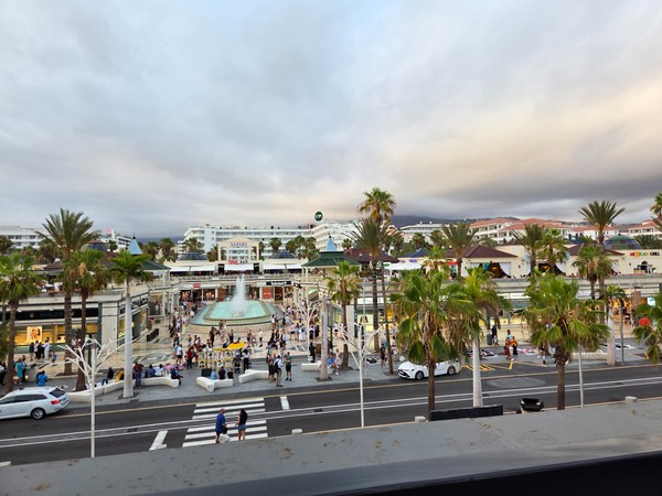 Vue panoramique sur le Safari Center et l’avenue de Las Américas au coucher du soleil.