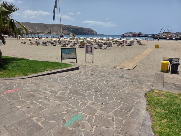 Panneau d’information et accès aménagé menant vers la plage de Los Cristianos à Tenerife.