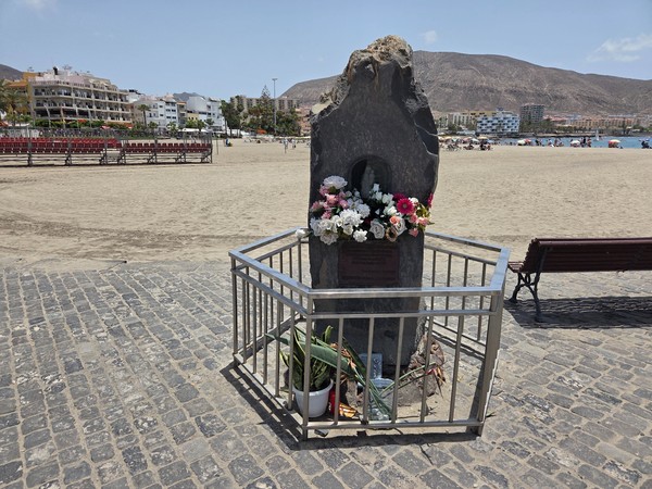 Petit monument avec fleurs et image de la Vierge tourné vers la plage de Los Cristianos.