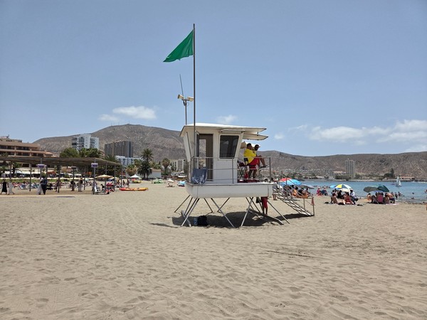 Poste de secours moderne sur la plage de Los Cristianos avec le drapeau vert hissé.