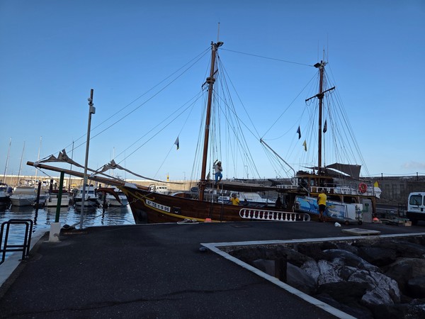 Bateau pirate d’excursion Voilier en bois de style pirate utilisé pour les excursions au départ du port de Los Gigantes.