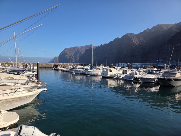 Marina et falaises Bateaux de plaisance amarrés dans la marina de Los Gigantes avec les falaises en arrière-plan.