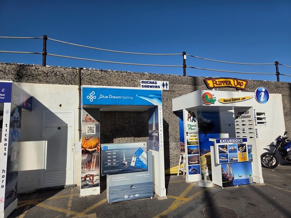 Guichets d’excursions Guichets d’excursions maritimes à Los Gigantes proposant sorties dauphins et Masca.