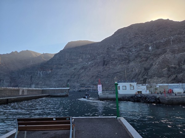Falaises à l’entrée du port Entrée du port dominée par les falaises de Los Gigantes au coucher du soleil.