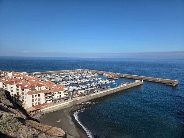 Panorama du port de Los Gigantes Vue aérienne du port de Los Gigantes avec la marina et la plage, ouverte sur l’Atlantique.