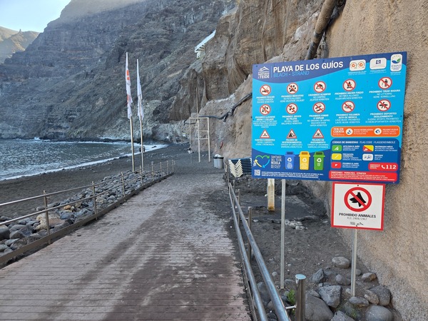 Panneau à l’accès de la plage avec pictogrammes d’interdictions et consignes de sécurité.