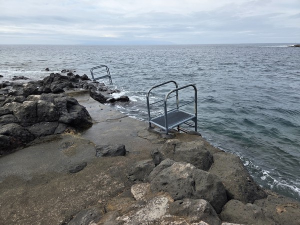 Petite plate-forme avec rambardes et marches descendant vers l’océan à El Marquéz, utilisée comme mise à l’eau.