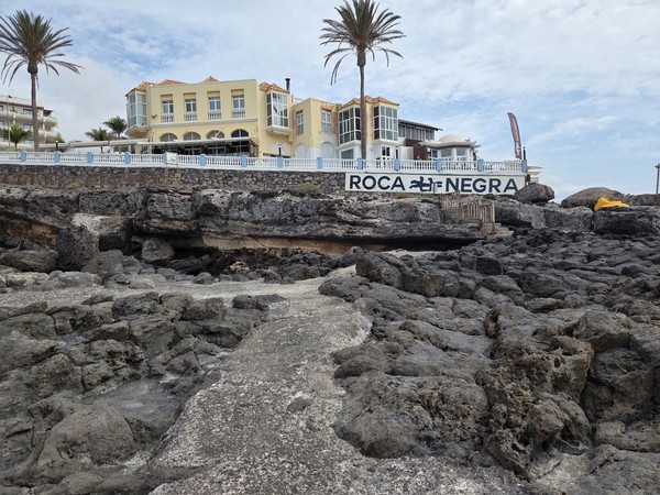 Façade du restaurant-terrasse Roca Negra au-dessus des falaises d’El Marquéz à Costa Adeje.