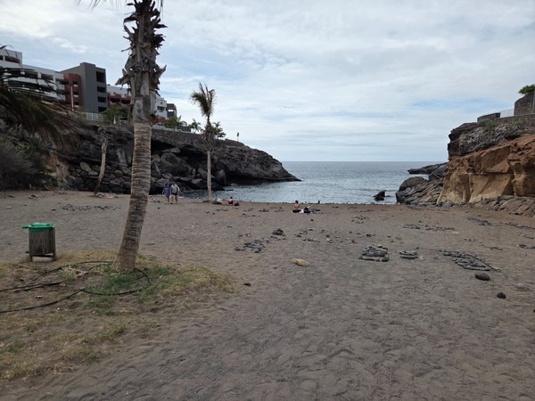 Playa Las Galgas vue depuis l'arrière de la plage, crique abritée entre deux caps rocheux.