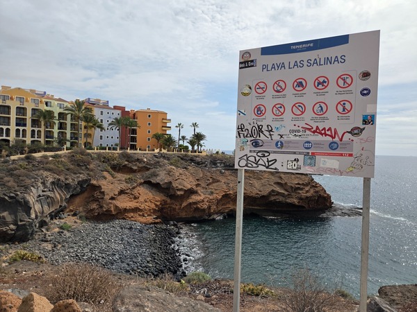 Panneau d’information de Playa Las Salinas à Tenerife indiquant les consignes et numéros d’urgence.