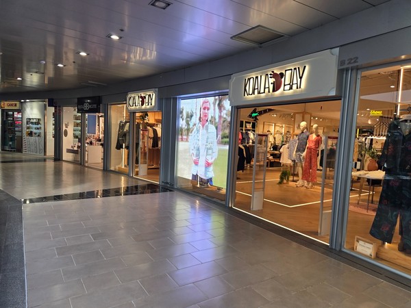 Devanture Koala Bay et Bijou Brigitte au Plaza del Duque, mode et accessoires dans une allée intérieure.