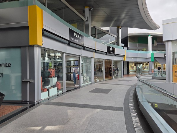 Magasin Pelka Samsonite proposant valises et bagages rigides dans la galerie supérieure.