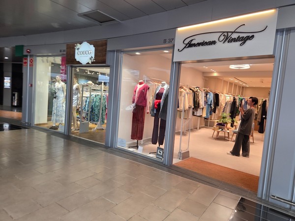 Boutiques American Vintage et Couco, portant sur des pièces contemporaines et matières légères.