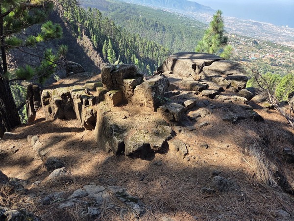 Eperon rocheux au bord d’un ravin avec vue plongeante sur la côte nord de Tenerife.