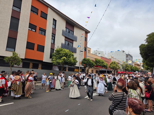 Participants en costumes traditionnels canariens défilant dans la rue de La Laguna pendant la romería.