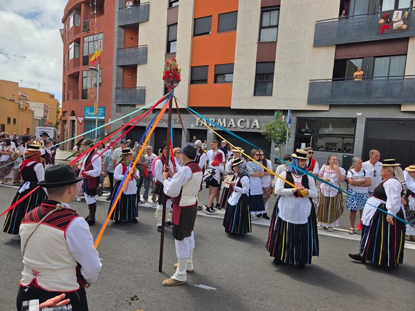 Danseurs en costume traditionnel tressant les rubans autour d’un mât lors de la fête à La Laguna.