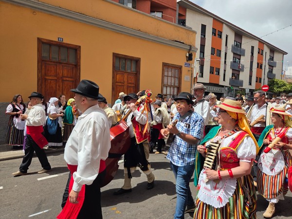 Groupe folklorique jouant du timple, de la guitare et des percussions pendant la romería.
