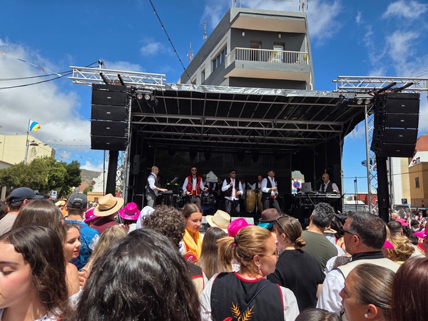 Orchestre sur scène animant le bal populaire à la fin de la romería à La Laguna.